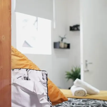 Cosy Entire 5 Min To Centre! Free Parking, Smart Tv Sleeps 3-4 Apartment *