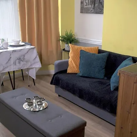 Cosy Entire 5 Min To Centre! Free Parking, Smart Tv Sleeps 3-4 *