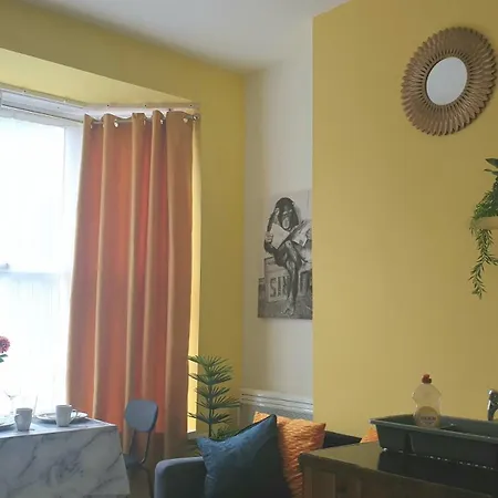 Cosy Entire 5 Min To Centre! Free Parking, Smart Tv Sleeps 3-4